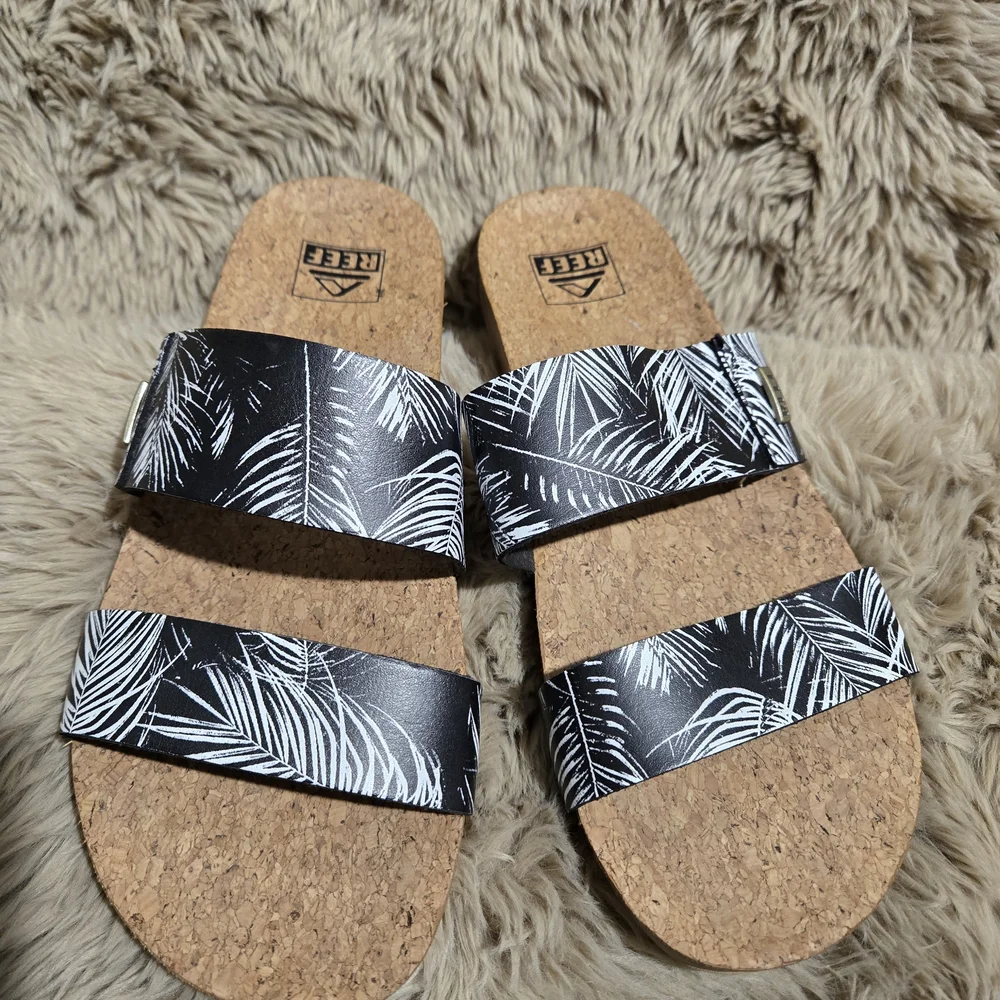 Reef Vegan Black and White Slider Sandals Tropical Print - Picture 2 of 7